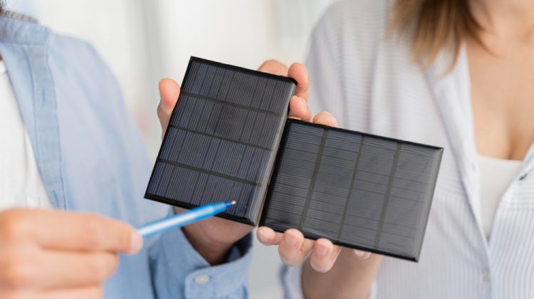 Tests sur capteur panneau solaire photovoltaïque portail électrique